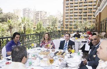 عمر طنطاوي متوسطا عدداً من الزملاء الاعلاميين