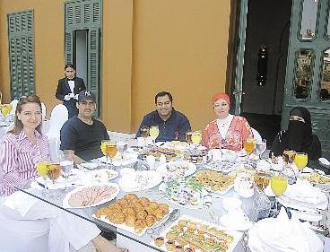 عدد من الزملاء الى مائدة «الماريوت»