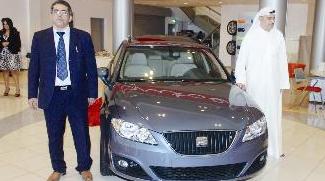 بهبهاني ومدير المبيعات ياسر سالم يحيطان بـ «اكسيو» السيدان الجديدة		 (تصوير زكريا عطية)