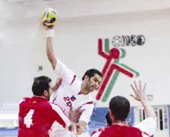 مشاري يصوب الكرة