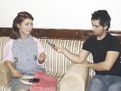 متحدثة إلى الزميل علاء محمود		(تصوير زكريا عطية) 