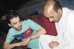 طارق يراجع النص مع المخرج الحسيني