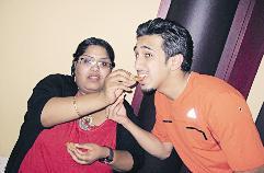 هيا «توكل» البناي بيدها