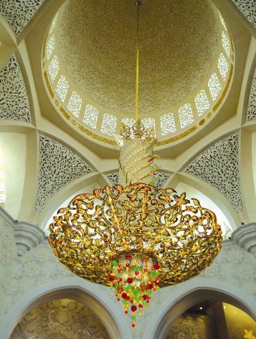 أضخم ثريا في العالم تزين مسجد زايد