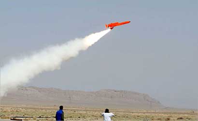 قاذفة «كرار» من دون طيار لدى إطلاقها أمس (أ ف ب)