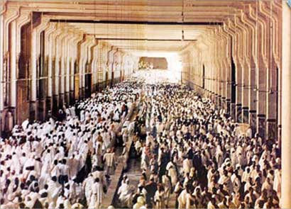 السعي بين الصفا والمروة والهرولة بين العلمين الأخضرين