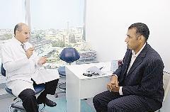 العازمي متحدثا إلى الزميل عمر العلاس			