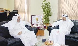 النجار متحدثا إلى الزميل ناصر الفرحان