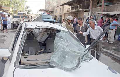 u0645u062fu0646u064au0648u0646 u0648u0631u062cu0644 u0623u0645u0646 u0623u0645u0627u0645 u0633u064au0627u0631u0629 u062fu0645u0631u0647u0627 u0627u0646u0641u062cu0627u0631 u0642u0646u0628u0644u0629 u0641u064a u0634u0627u0631u0639 u0627u0644u062du0631u064au0629 u0623u0645u0633 (u0623 u0628)