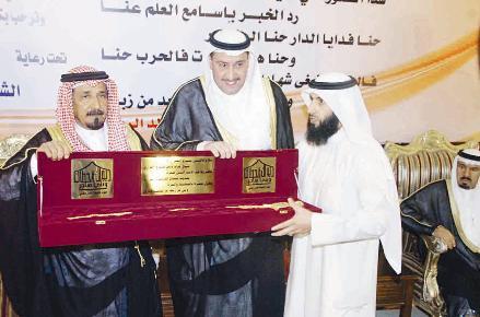 الرماح وبن طعزة يسلمان الشيخ فيصل الحمود درعا تذكارية