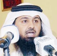 العجمي يلقي قصيدة