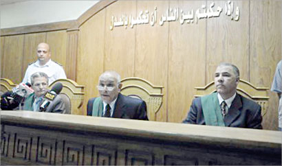 هيئة المحكمة اثناء النطق باالحكم