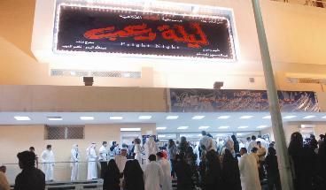 انتظار الجمهور أمام شباك التذاكر