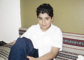 طلال باسم لحظة حصوله على جائزة أفضل فنان واعد