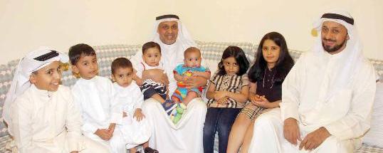 مع ابنه جهاد واحفاده