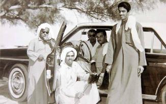 مع اصدقائه في نزهة برية