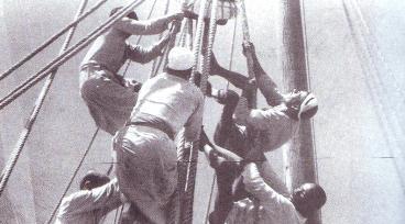 صورتان تعبّران عن الاعمال البحرية الشاقة