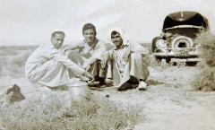 محمد البكر في احدى رحلاته «كشتات» البرية