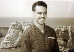 البكر وخلفه ساحل البحر المحبب الى نفسه