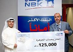 الفائز محمود مصطفى متسلما جائزته من خالد العلي