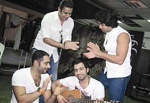 فؤاد مع حسين المهدي وبوشهري وابراهيم دشتي في «عصابة عزوز»