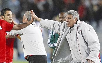 حسن شحاتة يوجه لاعبي المنتخب