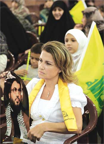 لبنانية مسيحية تستمع الى خطاب نصرالله اول من امس (د ب ا) 