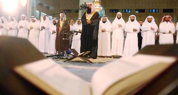 السعيدي أبكى المصلين 	(تصوير اسعد عبدالله)