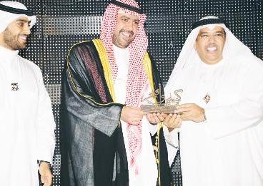 الشيخ أحمد الفهد مكرماً الركيبي في ختام ملتقى «كويتي وافتخر»