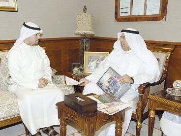 الركيبي متحدثا الى الزميل احمد الشمري