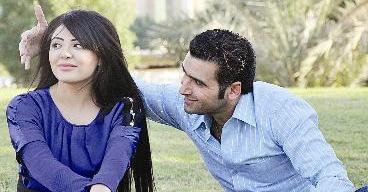 زينة وإيراج في مشهد رومانسي