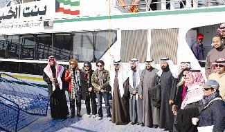 افراد الرحلة متجمعين عند عبارة  «بنت الخير»