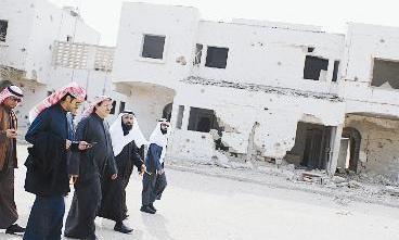 معاينة البيوت المتهدمة منذ الغزو