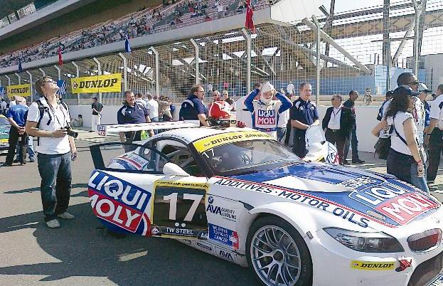 سيارة فريق ليكوي مولي انجستلر تستعد لانطلاق السباق على حلبة دبي أوتودروم