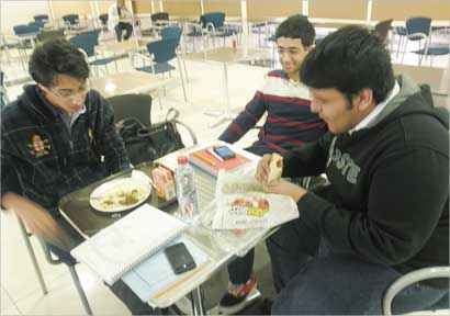 يوسف الروضان و عمر هداية و أحمد الفيلكاوي