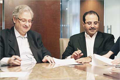 الشايع واوفرتون يوقعان الاتفاقية