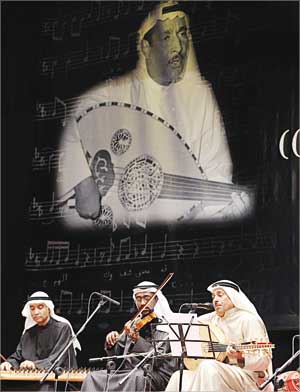 صلاح حمد خليفة خلال الحفل (تصوير أسعد عبدالله)