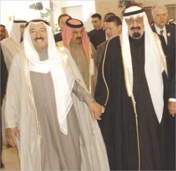 سمو الأمير وخادم الحرمين الشريفين يدا بيد في مؤتمر القمة الاقتصادية الأول في الكويت في 2009 