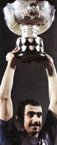 جاسم يعقوب يحمل كأس آسيا العام 1980