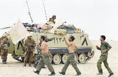 دبابة مصرية بعناصرها تجبر جنوداً عراقيين على الاستسلام