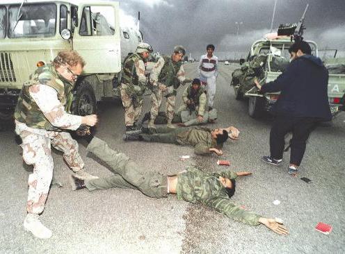 جندي أميركي يشل حركة اسير عراقي