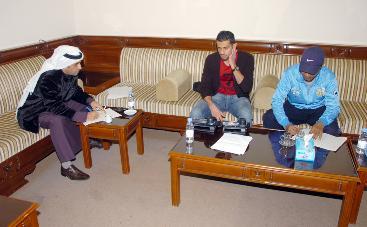 خالد خلف متحدثا للزميلين احمد المطيري ومشعل العبكل   	 (تصوير طارق عز الدين)