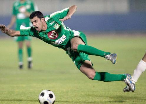 يتعرض للعرقلة خلال إحدى مباريات العربي