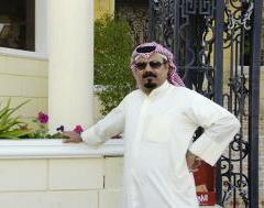 فيصل عبد الرحيم أمام منزله