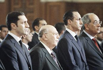 جمال مبارك وشقيقه علاء متقدمان الحضور		 (ا ف ب)