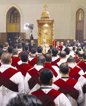 البابا شنودة مترئساً قداس عيد الميلاد في كاتدرائية العباسية 	(ا ف ب)