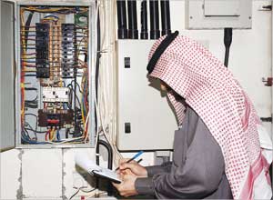 الكهرباء تلزم الشركات بتعيين كويتيين قارئي عدادات (تصوير موسى عياش)