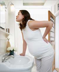 التغيرات الهرمونية وضغط الجنين تسبب آلام الظهر عند الحوامل 