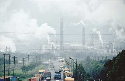 الإنسان هو المسؤول عن إفساد البيئة بسبب الإفراط وعدم مراعاته للتوازن الطبيعي 