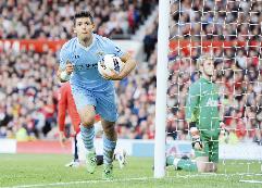 الأرجنتيني اغويرو نجم مانشستر سيتي محتفلاً بهدفه في مرمى مانشستر يونايتد 	(ا ف ب)